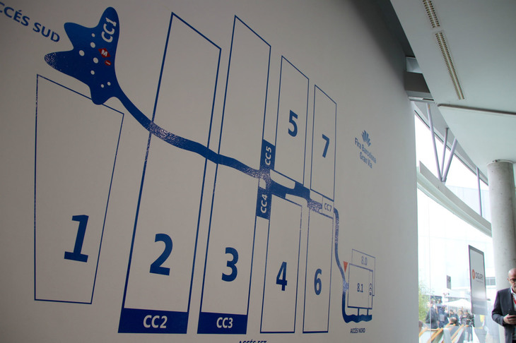 フィラ・バルセロナ・グランヴィアは、このようなレイアウトになっている。スカイウオークと名付けられた階上通路で、見る必要のないパビリオンをスキップできるのは、ほかのメッセでも採用してほしいアイデア。