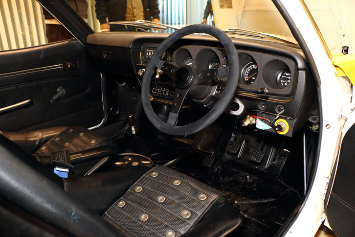 ダッシュボードなどには、競技車両のベースとなった市販モデルの面影が残っている。
