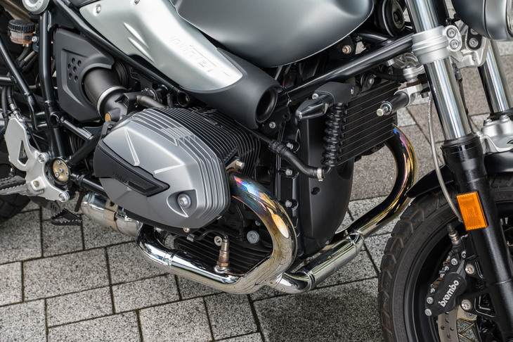 空油冷式のフラットツインエンジンは、シリンダーヘッドやスロットルバルブなどの設計を変更。排ガス浄化性能を向上させたほか、116N・mというピーク値こそ変わらないものの、トルクについても4000～6000rpmの回転域を中心に増強を図っている。