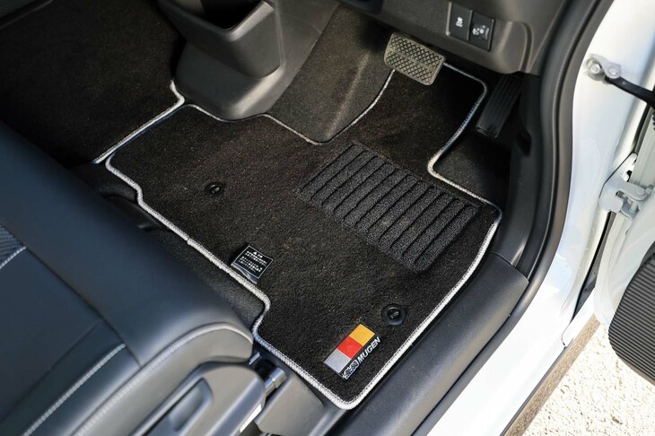 無限のロゴが刺しゅうされたフロアマット。これまでは「レッド」「ブラック×レッド」の2種類だったが、「ZR-V」から順次「ブラック×シルバー」の組み合わせも設定されるようになった。