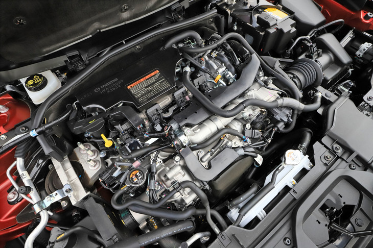 マツダ独自の燃焼制御技術「SPCCI（火花点火制御圧縮着火）」が用いられた2リッター直4ガソリンエンジン「スカイアクティブX」。常に適切な吸気量を確保するためにエアサプライ（いわゆるスーパーチャージャー）が装備されるほか、24Vのマイルドハイブリッド機構が組み合わされる。