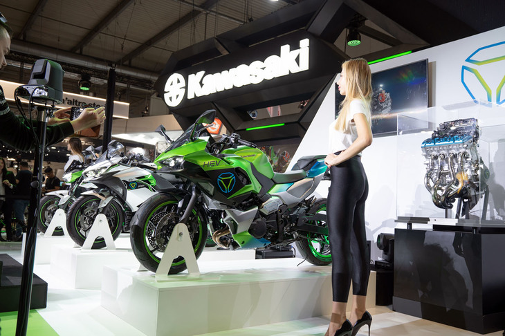 カワサキはプレスカンファレンスのほとんどの時間を使って、「Go with Green Power」の新しいスローガンとともに、カーボンニュートラルの実現に向けた方針とその象徴となるシンボルマークを発表。そして電動バイク（EVバイク）およびハイブリッドバイク（HEVバイク）のコンセプトモデルと、水素エンジンを紹介した。これらのうち、2台のEVバイクはネイキッドタイプが「Z」、フルカウルタイプが「Ninja（ニンジャ）」と名づけられており、ともに2023年の市販化を目指した生産試作に近い車両であるという。またHEVバイクも2024年の市販化を目指しているとのことだった。現在、四輪を含めた多数のメーカーがコンソーシアムを組む水素エンジンの開発においても、カワサキは2030年の実用化を目指すとした。カワサキがEICMAでこれらの発表を行った理由は、バイクにおけるカーボンニュートラル実現において、あらゆる選択肢があることを強くアピールするためだ。いまや四輪の世界でも、BEV（バッテリーのみで走る電動車）一択ではなくなってきた。そこにおいて二輪の世界では、BEV以外のアプローチはほとんど見ることができない。それはHEVや水素エンジンは複雑で大がかりなシステムを必要とするため、二輪車には搭載できない、という見解が一般的だからだ。だからこそカワサキは、それを打破するため、自ら期日をもうけて市販化や実用化を口にしたのだろう。これらの発表が二輪のカーボンニュートラルに向けた動きに、どのような影響を及ぼすのか。この先が楽しみだ。