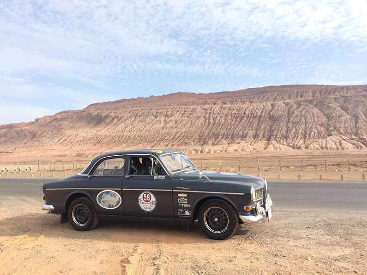 新疆ウイグル自治区のオアシス都市トルファン郊外の観光地・火焔山。この山頂で孫悟空が生まれたという伝説あり。