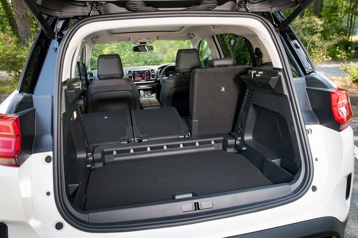 3座独立式のため、リアシートの背もたれは3分割で倒すことができる。