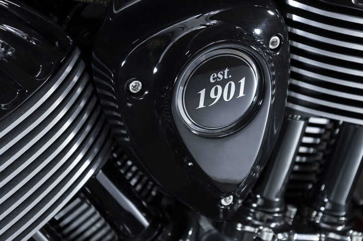 「est.1901」と書かれたインジェクションカバー。1901年は、インディアンの前身である自転車製造会社が、初めてモーターサイクルを製作した年である。