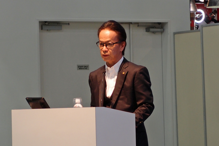 プロジェクトについて説明するトヨタ自動車の友山茂樹 副社長。「商品の冷蔵・冷凍のために電力を使い続ける配送トラックでは、FCVのよさが生きるのではないかと期待している」などとコメントした。