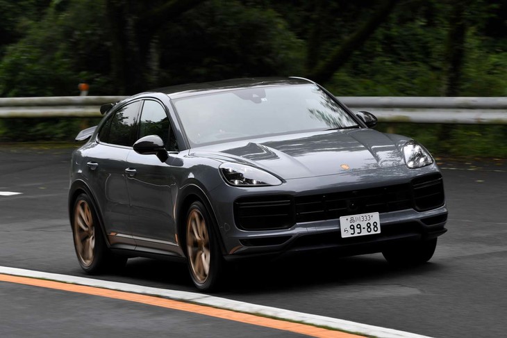 【ポルシェ・カイエン ターボGTのスペック】
	ボディーサイズ：全長×全幅×全高＝4939×1989×1653mm／ホイールベース：2895mm／車重：2275kg／駆動方式：4WD／エンジン：4リッターV8 DOHC 32バルブ ターボ／トランスミッション：8段AT／最高出力：640PS（471kW）/6000rpm／最大トルク：850N・m（86.7kgf・m）/2300-4500rpm／タイヤ：（前）285/35ZR22 106Y／（後）315/30ZR22 107Y（ピレリPゼロ コルサ）／燃費：14.1-14.1リッター/100km（約7.0-7.0km/リッター、WLTCモード）／価格：2851万円
	
	【取材時の燃費データ】
	テスト距離：288.6km（市街地1：高速道路7：山岳路2）／使用燃料：49.5リッター（ハイオクガソリン）／参考燃費：5.8m/リッター（満タン法）／5.6km/リッター（車載燃費計計測値）