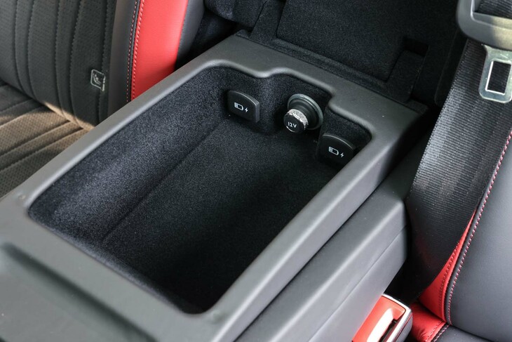 後席の中央席は左右席のアームレストを兼ねている。その内部、小物入れスペースにはアクセサリーソケットやUSBソケットが用意されている。