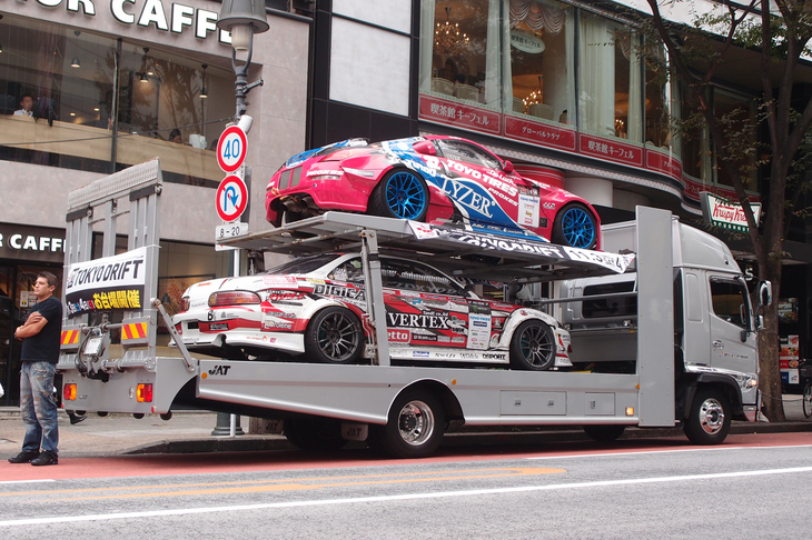 発表会当日、ドリフトの競技車両を載せたトラックが東京の渋谷駅周辺を走り回り、11月の大会開催をアピールした。