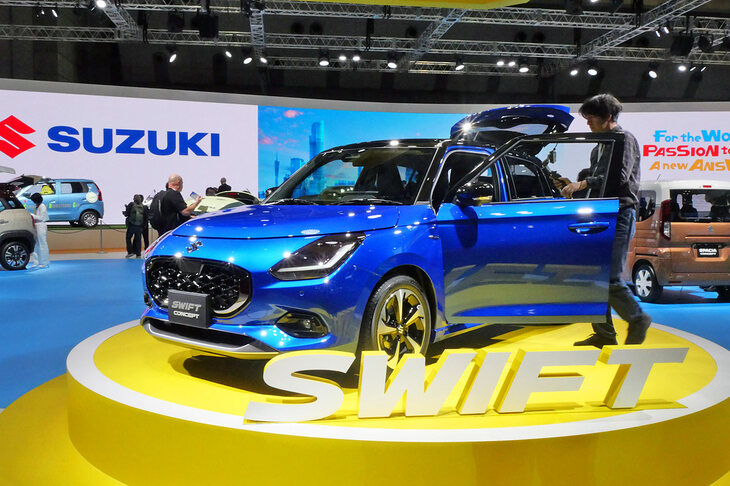 「ジャパンモビリティショー2023」のスズキブースに飾られた「スイフト コンセプト」。初めてこのクルマを見たファンは、どのように感じただろうか？