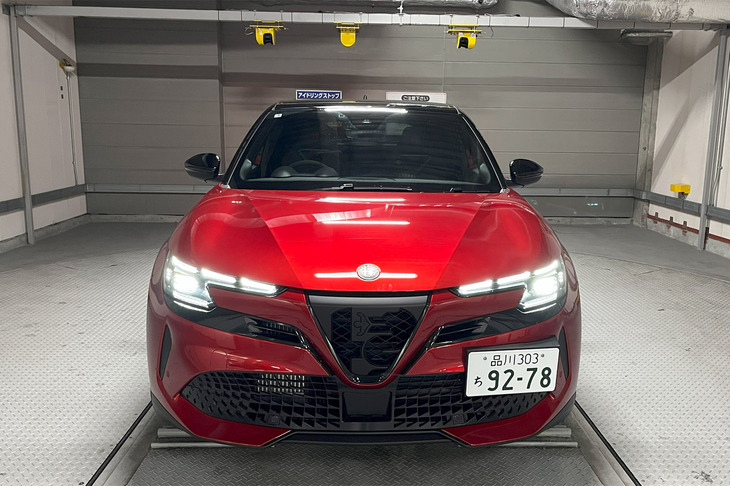 アルファ・ロメオの伝統的なデザインを取り入れたというエクステリアは、なかなかスタイリッシュ。ボディーサイズは全長×全幅×全高＝4195×1780×1585mmと、コンパクトなのも「ジュニア」の特徴だ。