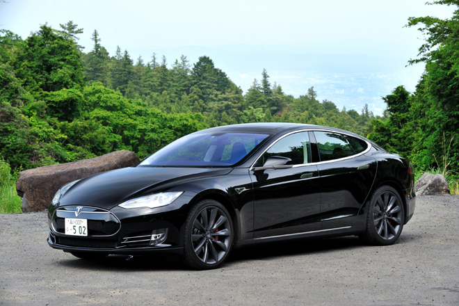 テスラ・モデルS（85kWhパフォーマンス仕様）
    ボディーサイズ：全長×全幅×全高＝4978×1964×1435mm／ホイールベース：2959mm／車重：2108kg／駆動方式：RR／モーター：三相交流誘導モーター／最高出力：416ps/5000-6700rpm／最大トルク：61.2kgm/0-5100rpm／タイヤ：（前）245/35ZR21 （後）265/35ZR21／車両本体価格：1081万8000円