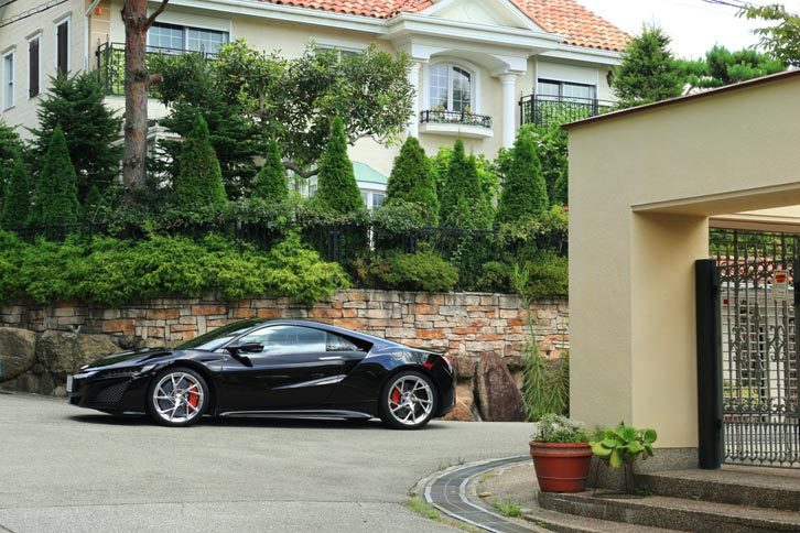 「クワイエット」モードではエンジンの回転数が4000rpm以下に抑えられるほか、フロントのモーターだけを使ったEV走行が積極的に行われるようになる。