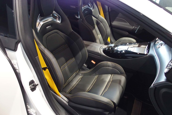 マグマグレーとブラックのツートンカラーに、イエローのステッチを採用する「AMG GT63 S 4MATIC＋エディション1」のインテリア。シートベルトも鮮やかなイエローのカラーでコーディネートされる。