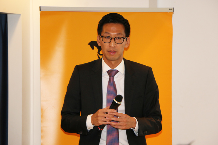 商品説明会にてあいさつに立つ、コンチネンタルタイヤ・ジャパンのグレゴリー・メイ社長。