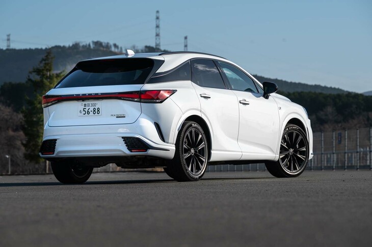 真一文字のリアコンビランプが新世代レクサスに共通するデザインアイコン。ルーフが浮いているように見せるクオーターピラーの処理は先代モデルから引き継いでいる。