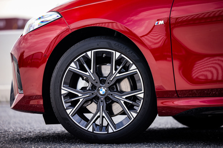 「120d Mスポーツ」では、18インチの「MライトアロイホイールYスポークスタイリング975Mバイカラー」が標準装備とされる。今回の試乗車は225/45R18 サイズの「グッドイヤー・イーグルF1アシメトリック6」タイヤを組み合わせていた。