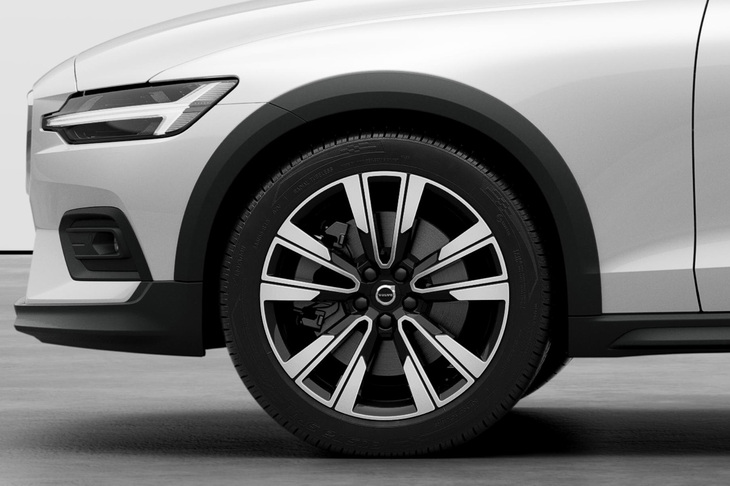 通常のモデルとは異なる専用デザイン（ダイヤモンドカットとブラックのコンビネーションフィニッシュ）の19インチアルミホイールを装備。