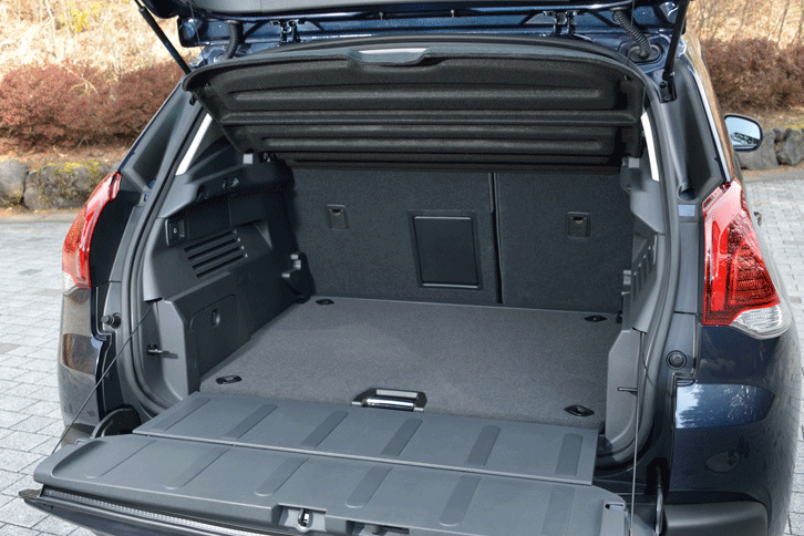 上下2分割式のテールゲートを持つ荷室は、容量432～1241リッター。ラゲッジボードは高さを3段階に調節することができる。（写真をクリックすると荷室のアレンジが見られます）