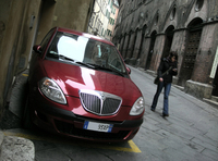 シエナ旧市街にて2代目「ランチア・イプシロン」。2008年。