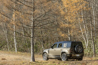 紅葉深まる岩手・八幡平の林道を行く「ディフェンダー110 X」。コンボイ走行が基本となる「オフロードエクスペリエンス」だが、配慮されたペースにより、まわりの景色を楽しむ余裕もあった。