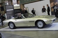 マセラティのブースに展示されていた「ギブリ スパイダー」（1969-1973年）。フロントの左右縁から始まるエッジで、ボディーの上面と側面が分けられており、またボディーサイドのショルダー下にも、プレスラインが通っている。