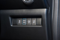 ダッシュボードの右端、イグニッションスイッチの下に備わる、運転支援システムなどの操作ボタン。青い枠で囲われているのは「ECO MODE」のオン／オフスイッチで、これをオンにするとパワートレインやエアコンの制御が、省燃費モードに切り替わる。