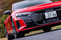 「RS e-tron GT」では、シングルフレームグリルのインサート色がブラックとなり、マトリクスLEDヘッドランプも標準装備される。今回の試乗車ではオプションの「カーボンパッケージ」が選択されていたため、ドアミラーのハウジングがボディー同色からカーボン地を生かしたものに変更されている。