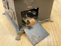 タンクに液体燃料を入れたあと、上部の芯に点火して熱する仕組み。価格は267ユーロ（約3万7000円）。