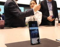 サムスンのブースで。新フラッグシップ「ギャラクシーS9＋」が並ぶ。