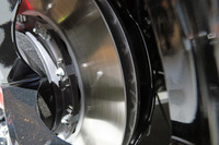 ブレーキについてはディスクを2ピース化することで熱変形を抑制している。