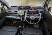 水平基調のデザインが印象的な「ワゴンR ZL」（MT車）のインテリア。ペダルは当然ながら3つある。