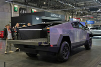 2024年10月、「第90回パリモーターショー」に展示された「テスラ・サイバートラック」のリアビュー。欧州に来ると、不思議な違和感がある。