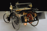 史上初のマスプロダクトモデルとされる「ベンツ・ヴェロ」（1894年）。プーリーとベルトを用いた2段変速機が搭載された。