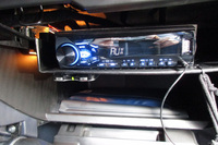 「デルタ」のグローブボックス内に新たに取り付けた新オーディオシステム。