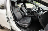 「ブラックトーン」と「G“Z”」に採用される合成皮革のシート。ヒーターおよびベンチレーション機能付きで、座面と背もたれの中央部にはパーフォレーション加工が施されている。