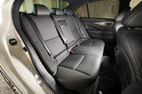 前席同様、赤いステッチやダイヤキルティングが施されたリアシート。広さは十分だが、ドア側に収納がなかったり、後席用USB端子がなかったりといった点が玉に瑕（きず）だ。