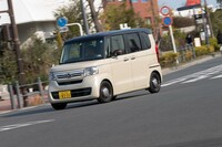 カーブでは盛大なロールに見舞われる。それは車体の形状や構造的に仕方のないことではある。