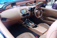 「ヴァンテージ ロードスター」のインテリア。車体後部のトランクスペースにはゴルフバッグを1つ積載できるという。