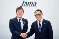 現自工会会長の豊田章男氏（写真向かって右）と、新たに会長に就任する片山正則氏（同左）。豊田氏のもとで改革を果たした自工会を、片山氏はどのようにかじ取りするのだろうか。