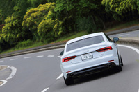 「S5」に標準装備される「ダンピングコントロール付きスポーツサスペンション」は、「A5」にも14万円の有償オプションで用意されている。