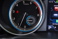 エンジン回転計の内部には駆動用モーターのアシスト量と回生ブレーキによる発電量を示す「モーターパワーメーター」が追加されており、ハイブリッド機構の作動状態を常に確認できる。