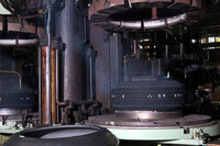 加硫とは、“生タイヤ”を型に入れて熱と圧力を加え、溝を入れるとともに強度を上げる工程のこと。白河工場では、高精度なタイヤの製造に用いられるライン「NEO-T01」の加硫工程にのみ、ボイラーの燃料として水素を使っている。