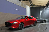 マツダブースにて、「マツダ3ハッチバック」（手前）と「同セダン」（奥）。