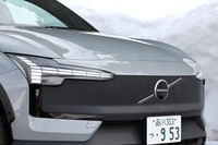 フロントグリルには、スウェーデンの北極圏にある標高2103mのケブネカイセ山脈の地形図からインスピレーションを受けたというユニークなアートワークが施される。その位置を示す緯度と経度「67°54'0"N,18°31'0"E」の文字も刻まれている。