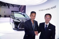 実は吉岡さんは初代「レクサスLM」も担当。8年半ぶりといいつつ、世界初披露された上海モーターショーの会場で“レクサスの”吉岡さんにも話を聞いていた。