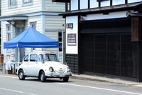 昔ながらの薬屋前に置かれた1966年型「スバル360DX」。まるでタイムスリップしたかのような光景を生み出していた。