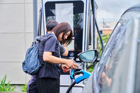 PCAでの充電は、アプリをダウンロードしたスマートフォンで簡単に手続きが可能。ネットワークも充実しており、全国347拠点に急速充電器を設置している。