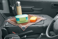 助手席のシートバックテーブル。