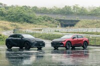 「スポーツ」（写真左）と「クロスオーバー」を並べてみる。スポーツにもツートンカラーが設定されているという。